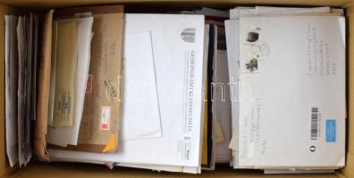 Kb. 924 db küldemény, főleg magyar, sok elsőbbségi és ajánlott, használatlanok is