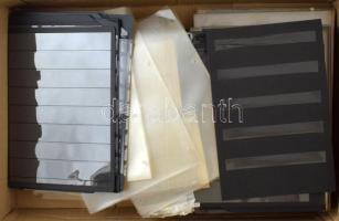 Kellék tétel dobozban, benne berakólapok, bündli tálca és régi berakó