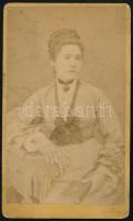cca 1875 Viertl Teréz, keményhátú fotó Lengyel Samu kassai műterméből, hátoldalon feliratozva, 10,5×6,5 cm