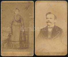 cca 1870 Férfi és női portré, 2 db keményhátú fotó Strelisky és Goldstein &amp; Szerdahelyi műterméből, foltos, 10,5×6,5 cm