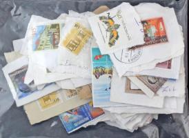 Pár száz db nagy címletű áztatni való magyar bélyeg tasakban ömlesztve (névérték: 29.400 Ft)