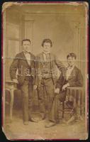 cca 1875 Három fiatalember műtermi portréja, keményhátú fotó Tauffer és Veress Gyula kolozsvári műterméből, sérült, 10,5×6,5 cm