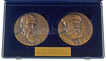 Portugália 2007. "Pedro Alvares Cabral / Descoberta do Brasil 1500 - Primeira Missa (Brazília felfedezése 1500-ban - Első mise)" bronz emlékérem. Szign.: S. Machado (80mm) + Vasco da Gama / Descobrimento do caminho maritimo para a India 1497-1498 (Az Indiába vezető tengeri út felfedezése 1497-1498)" bronz emlékérem. Szign.: S. Machado (80mm). A két érem együtt, eredeti dísztokban, benne "HUNFILA 07 - Portuguese Philatelic Federation (Portugál Filatéliai Szövetség)" gravírozású lemezplakett T:UNC Portugal 2007. "Pedro Alvares Cabral / Descoberta do Brasil 1500 - Primeira Missa (Discovery of Brazil in 1500 - First Mass)" bronze commemorative medal. Signed: S. Machado (80mm) + Vasco da Gama / Descobrimento do caminho maritimo para a India 1497-1498 (Discovery of the sea route to India 1497-1498)" bronze commemorative medal. Signed: S. Machado (80mm). The two medals together, in their original case, inside a metal plaque engraved with "HUNFILA 07 - Portuguese Philatelic Federation" text C:UNC