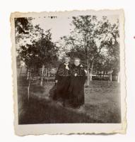 20 db fotó egy katonatiszt orvos családjáról, közte 4 db katonai fotó, Temesváron készültek, 6×5,5 é...