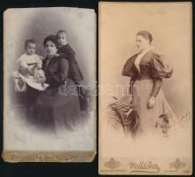 cca 1900 Női és családi műtermi portré, 2 db keményhátú fotó Strelisky és Kozmata budapesti műterméből, sérüléssel, 18×11 és 20×11 cm