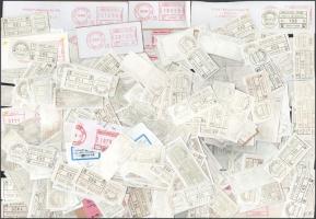 Több száz ragjegy ömlesztve borítékban