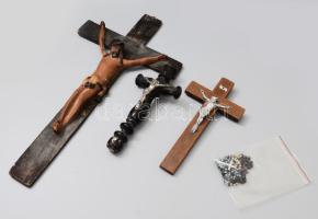 3 darab feszület és 3 darab rózsafüzér, 47x24 cm alatt