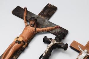 3 darab feszület és 3 darab rózsafüzér, 47x24 cm alatt