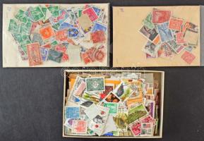 Külföldi bélyegek vegyesen, 2 db tasakban + kis dobozban