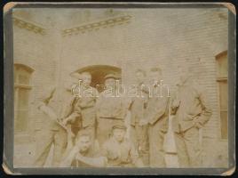 cca 1900 Kovácsinasok műhely előtt, keményhátú fotó, 9×12 cm