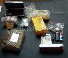 Vegyes bolhapiac tétel kartondobozban, jelvények, ólomkatonák, működőképes villanyborotvák (3x), fényképezőgép, órák, bizsuk, régi bérlet,...