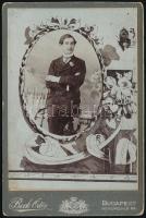 1904 Fiatalember portréja, keményhátú fotó szecessziós díszítéssel Beck Ödön budapesti műterméből, 16,5×10,5 cm