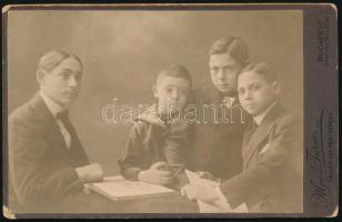 cca 1905 Kisfiúk műtermi portréja, keményhátú fotó Mai és Társa budapesti műterméből, hátoldalon a műterem képével, sarkain kopásnyomokkal, 16,5×10,5 cm