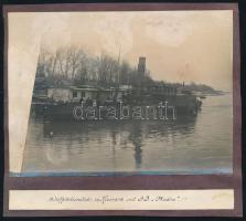 S.M.D. Medve a Dunai Flottila szállító hajójának fényképe Kevevárán / Hátoldalán német katonák hajót...