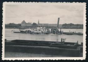 1940 S.M.D. Hrvat a Dunai Flottila szállító hajójának fényképe Szegeden 6x9 cm/  SMD. Hrvat Portside view of Voivodina (the former Hrvat) sailing on the Tisza River at Szeged. 6x9 cm