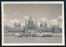 1940 S.M.D. Töhötöm a Dunai Flottila szállító hajójának használt hajó fényképe Budapesten 6x9 cm/  Starboard side view of Töhötöm of Danube Fleet sailing past the Parliament building in Budapest 6x9 cm