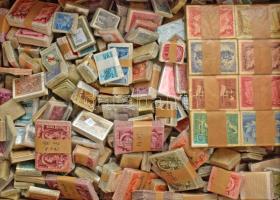 Nagyon sok régi bündli és bündlitöredék, köztük Épületek, Ötéves terv, Köztársaság is, nagyméretű cipősdobozban