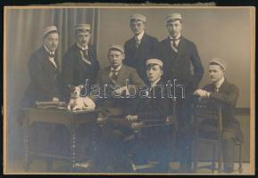 cca 1920 Férfiak kutyával, kartonra ragasztott fotó, 10,5×16,5 cm