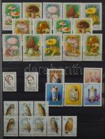 1982-1997 Kis vegyes gyűjteménykezdemény, benne ajánlott és használatlan FDC-k is, hozzá portók, illetékbélyegek, 30 fekete lapos, A/4-es, jó állapotú berakóban