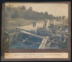 1915 S.M.D. Böős a Dunai Flottila emelő hajójának használt hajó fényképe ahogy a az MFTR Erzsébet ki...