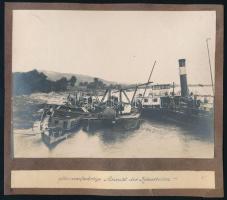 1915 S.M.D. Böős a Dunai Flottila emelő hajójának használt hajó fényképe ahogy a az MFTR Erzsébet királyé nevű hajóját kiemeli Ógradinánál, ahol a világháború kitörésének napján a szerbek elsüllyesztették. Hátoldalán még egy kép a műveletről 16x12 cm/  S. M. D. Böós is shown here helping raise the MFTR passenger steamer Erzsebeth Kiralyné, sunk by Serbian gunfire behind Ogradina Island on August 19, 1914. The ship had a most unfortunate history. She was launched on June 20, 1912, but was sabotaged and burnt down at Rossova before she could be completed. She was rebuilt at the MFTR?s shipyard in Orsova in 1914. Immediately before the outbreak of the war she was moved behind Ogradina Island, where Serbian artillery sank her. 2 photos on a cartboard Megjegyzés: