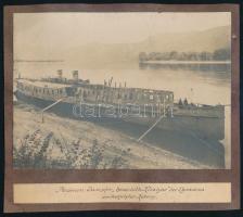 1915 S.M.D. Böős a Dunai Flottila emelő hajójának használt hajó fényképe ahogy a az MFTR Erzsébet ki...