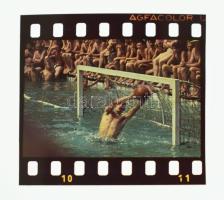 Vízilabdakapus védés közben, Agfacolor diapozitív, 3,5×2,5 cm