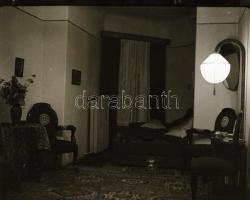 Régi lakásbelsők, 4 db fotó, 6×9 cm és 2 db fotónegatív, 4×6 cm