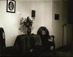 Régi lakásbelsők, 4 db fotó, 6×9 cm és 2 db fotónegatív, 4×6 cm
