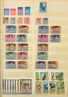 Modern magyar tétel blokkokkal, kisívekkel, sorokkal, hozzá kevés régebbi bélyeggel, 10 lapos, nagya...