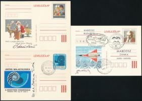 42 db modern díjjegyes levelezőlap, részben első napi vagy alkalmi bélyegzésekkel, 2 db tervező által aláírt (Kékesi László, Widerkomm Ervin)