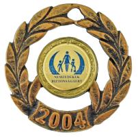 2004. Adyliget "Nemzedékek Biztonságáért" egyoldalas, áttört, aranyozott rátétes bronz emlékérem eredeti dísztokban (69mm) T:AU, patina