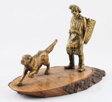Szüretelő férfi vadászkutyával. Bronz szobor kompozíció fa talpon, 26x17 cm