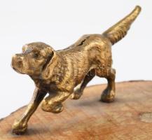 Szüretelő férfi vadászkutyával. Bronz szobor kompozíció fa talpon, 26x17 cm