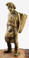 Szüretelő férfi vadászkutyával. Bronz szobor kompozíció fa talpon, 26x17 cm