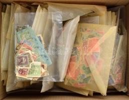 Régi magyar bélyegek vegyesen, köztük sok portó, II. inflációs kiadások is, tasakokban, dobozban Érdekes, jól böngészhető anyag!!