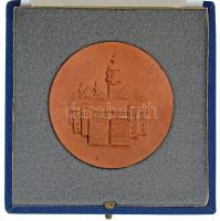 Német Demokratikus Köztársaság 1975. "Lipcsei Német Könyvkereskedők Szövetsége 1825-1975" kétoldalas Cu emlékplakett eredeti tokban, német információs lappal (63,5mm) T:AU GDR 1975. "Börsenverein der Deutschen Buchhändler zu Leipzig 1825-1975" two-sided Cu commemorative plaque, with German information sheet, in original case (63,5mm) C:AU