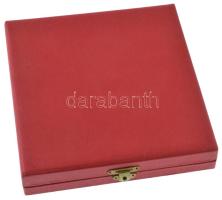 1970 k. "Emlék - Belügyminisztérium" műgyantás, aranyozott rátétes emlékplakett olimpiai l...