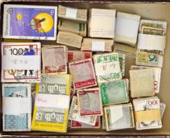 Vegyes bündli és töredék tétel kis dobozban, magyar és külföldi bélyegekből (Kastélyok, Reich stb)