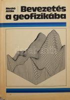 Meskó Attila: Bevezetés a geofizikába. Bp., 1989, Tankönyvkiadó, 510+(2) p.+ 16 (színes képek) t. Kiadói kartonált papírkötés, alsó sarkánál sérült borítóval és gerinccel. Megjelent 1500 példányban.