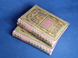 Hedin, Sven:  A rejtelmes India felé. Sven Hedin utazása Perzsia sivatagjain keresztül. Fordította és bevezetéssel ellátta Zigány Árpád. I-II. kötet. [Teljes.] Budapest, [1914]. Magyar Kereskedelmi Közlöny Hírlap- és Könyvkiadó Vállalat (Tolna Világlapja ny.) 1 t. (címkép) + 568 + [8] p.; 554 + [6] p. + 3 t. (színes). Egyetlen magyar kiadás. Sven Hedin (1865-1952) svéd felfedező, térképész, orientalista, utazási író, ismeretterjesztő és illusztrátor. Ifjúkorában a Kaszpi-tenger mellékén, Bakuban házitanítóskodott, a következő évben, 1886-ban utazta be először Perzsiát és Afganisztánt. Három, nagyobb ázsiai felfedezőútja a Selyemút, Tibet és a Transz Himalája feltárását célozta. 1893-1897 közti első expedíciója a sivatagos ujgur területeken át vezetett, 1899-1902 közötti második felfedezőútján Közép-Ázsiából érte el Tibetet, harmadik, 1905-1908 közötti harmadik expedícióján Perzsia sivatagi vidékei felől kísérelte meg feltérképezni Tibet délnyugati előterét. Szöveg-összeállításunk döntően a harmadik, perzsa-tibeti út néprajzi megfigyelésekben, népjellemtani és politikai kommentárokban gazdag beszámolóján alapul, oldalszámozáson belül igen gazdag szövegközti és egész oldalas illusztrációs anyaggal, köztük a szerző saját készítésű rajzaival. Úti beszámolója a Kaukázus országaiból indul, Perzsia központi régióin és keleti sivatagjain keresztül érkezik afgán, majd pakisztáni területekre, végül a tibeti buddhizmus déli régiójának, Kasmírnak érintésével tér vissza Pakisztánba. Egységes, díszes, festett, aranyozott, illusztrált, vaknyomásos kiadói egészvászon kötésben. Jó példány.