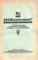 Új földreformot! A Magyarországi Szocialista Munkáspárt ideiglenes agrárprogrammja. (1926). Budapest, 1926. Magyarországi Szocialista Munkáspárt (Központi nyomda). 48 p. Egyetlen kiadás. MSZMP néven két szervezetet ismer a magyar politikatörténet. A kevésbé ismert párt a betiltott, illegalitásban élő KMP fedőszervezeteként alakult 1925-ben. A kíméletlen osztályharc elvén álló MSZMP elsősorban az agráriumban, illetve a fiatalok körében agitált: a birtoktalan parasztság és a szervezett munkásság szövetségét kívánta elérni, a Szociáldemokrata Pártot pedig változatlanul árulással vádolta. Az MSZMP rövid életű párt volt, szervezetét a Horthy-adminisztráció 1928-ban feloszlatta. A párt működésének második évéből származó agitációs brosúránk áttekinti a földbirtokok helyzetét 1848 előtt, 1848, illetve 1918 után, és megállapítja, hogy a mezőgazdasági dolgozók túlnyomó része nincstelenként adja bérbe munkaerejét, a helyzet pedig mindaddig nem javul, amíg a nagybirtok nyomasztó túlsúlya érdemi földreform révén meg nem változik. (Szocialista agitáció. 2. szám.) Fűzve, feliratozott, kissé hiányos, enyhén sérült, javított kiadói borítóban.