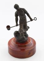 1986 Olvasztár szobor. Bronz, datált, jelzett, fa talpon, m: 26,5 cm