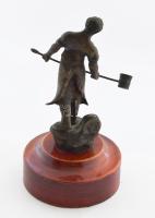 1986 Olvasztár szobor. Bronz, datált, jelzett, fa talpon, m: 26,5 cm