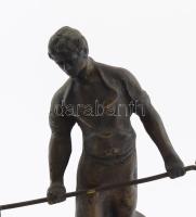 1986 Olvasztár szobor. Bronz, datált, jelzett, fa talpon, m: 26,5 cm