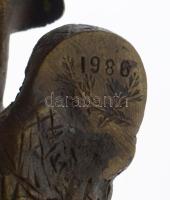 1986 Olvasztár szobor. Bronz, datált, jelzett, fa talpon, m: 26,5 cm