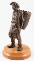 Szüretelő férfi. Bronz szobor, fa talpon, m: 17 cm