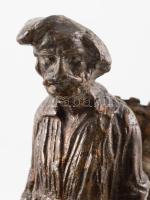 Szüretelő férfi. Bronz szobor, fa talpon, m: 17 cm