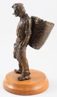 Szüretelő férfi. Bronz szobor, fa talpon, m: 17 cm