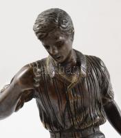 Bozsik József (1925-1978) labdarúgó bronz szobra. Patinázott bronz, márvány talapzaton, m: 20 cm